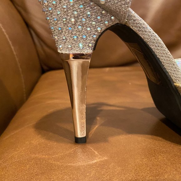 Pierre Dumas Rhinestone Wedge Sandal GORGEOUS! Size 7 Silver - Picture 10 of 11